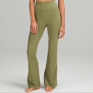 Groove Super-High-Rise Flared
Pant Nulu